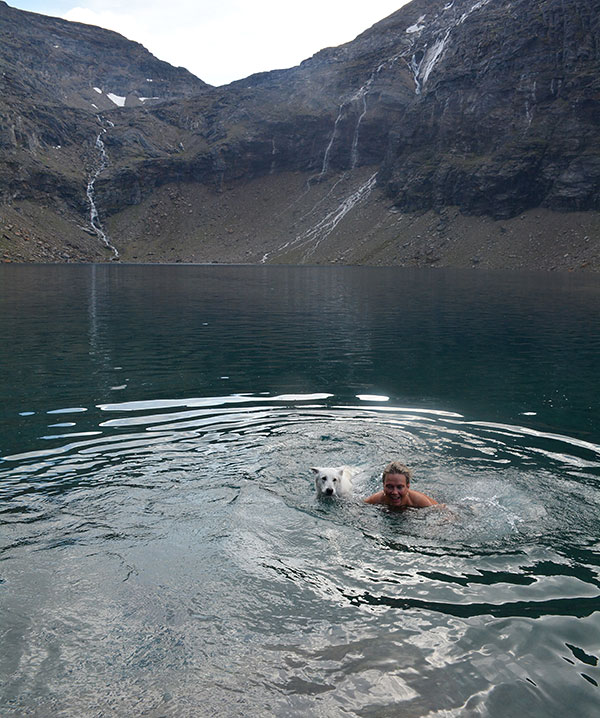Helen och Nova badar i Trollsjön, Rissajaure, Abisko.