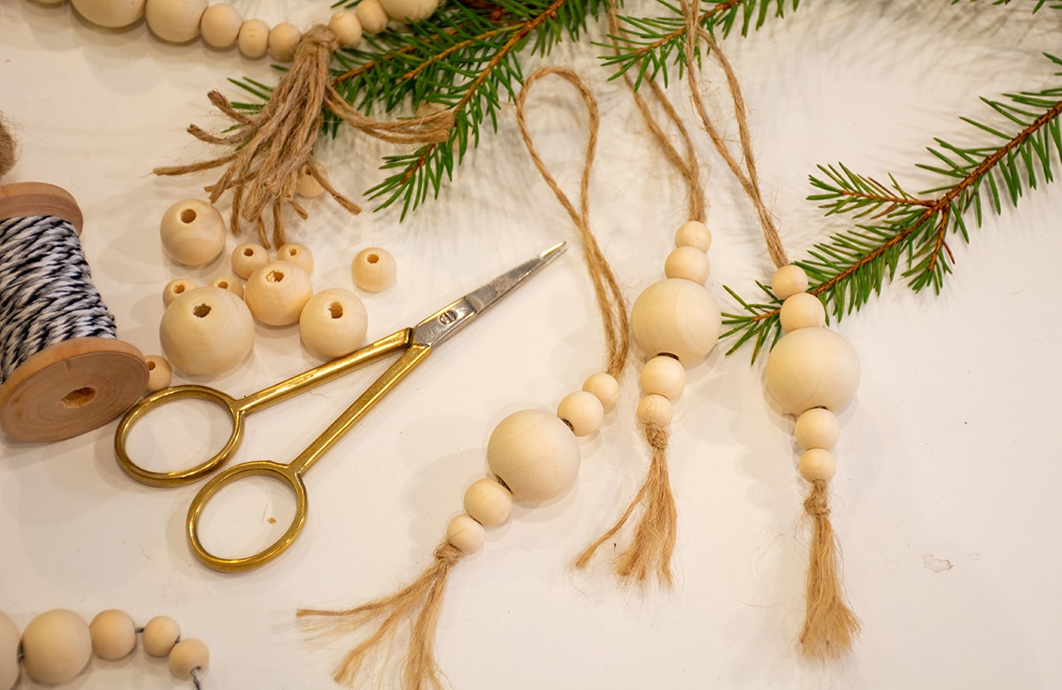 Julgranshängen av jutesnöre och träpårlor av HelensColorLife